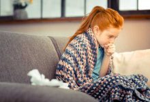 سلامتی دختربچه ای پتو پیچ و در حال سرفه