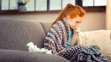 سلامتی دختربچه ای پتو پیچ و در حال سرفه