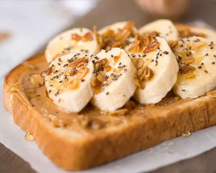 کره بادام‌زمینی روی نان جو یا موز