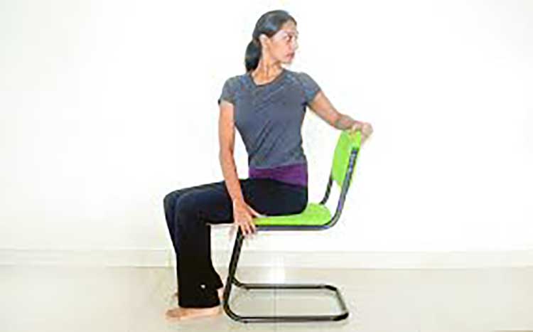 ورزش با صندلی چرخش کمر نشسته